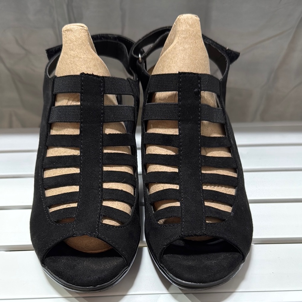 Black  Sandals W/Open Toe 
Croft and Barrow. Ortholite ——-Gently Worn